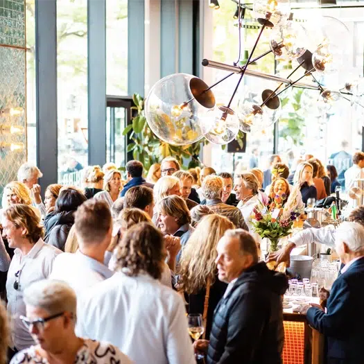 Vacature horeca Den Haag – drukbezocht evenement in een sfeervolle horeca locatie met barservice.