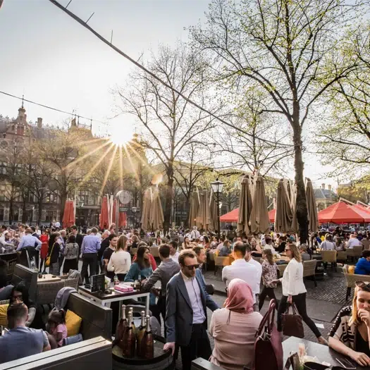 Vacature horeca Den Haag – werken op een bruisend terras in het centrum van de stad.